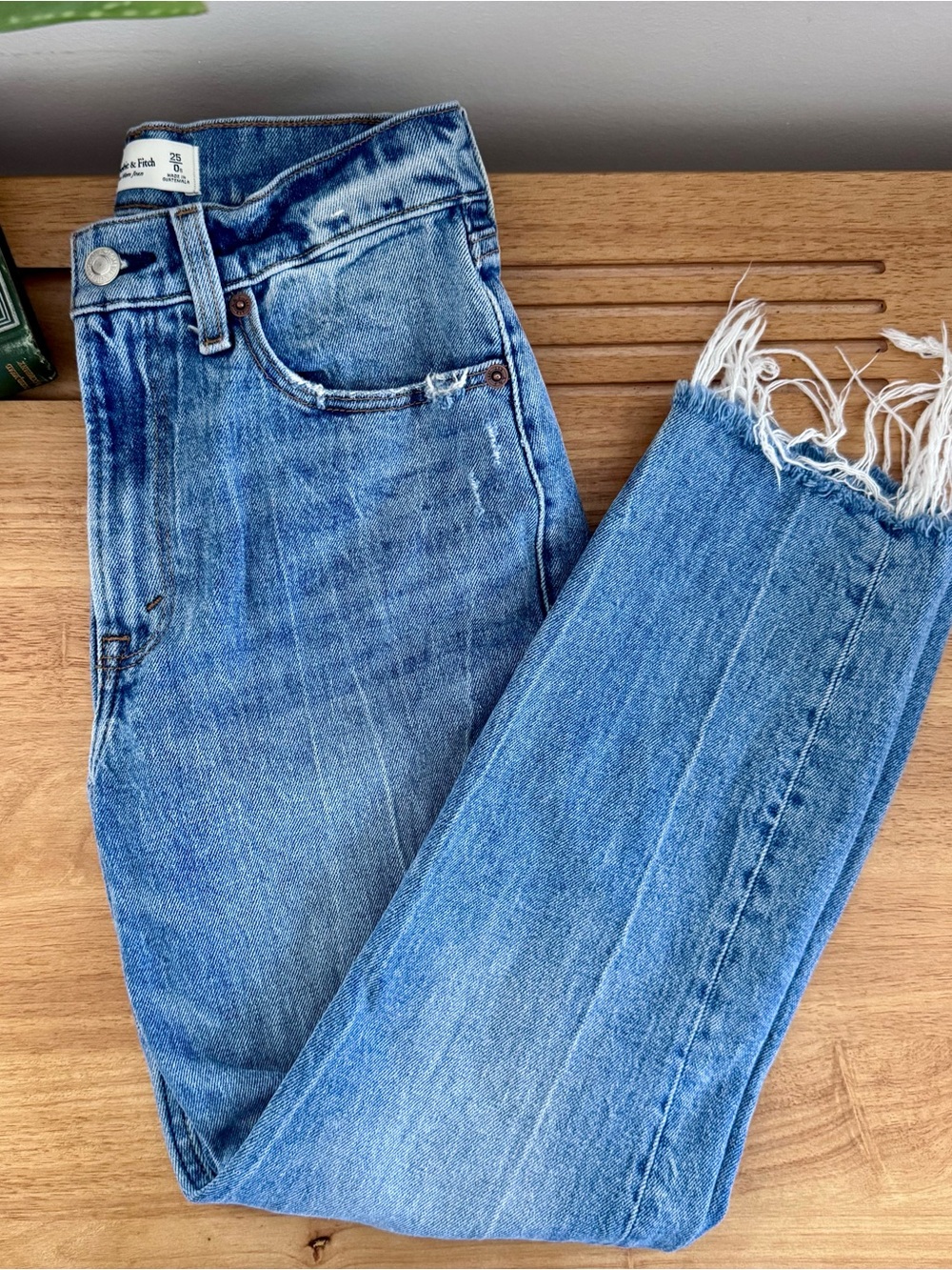 Abercrombie & Fitch High Rise Mom Jeans 25/0 | Light Wash | Distressed Raw Hem